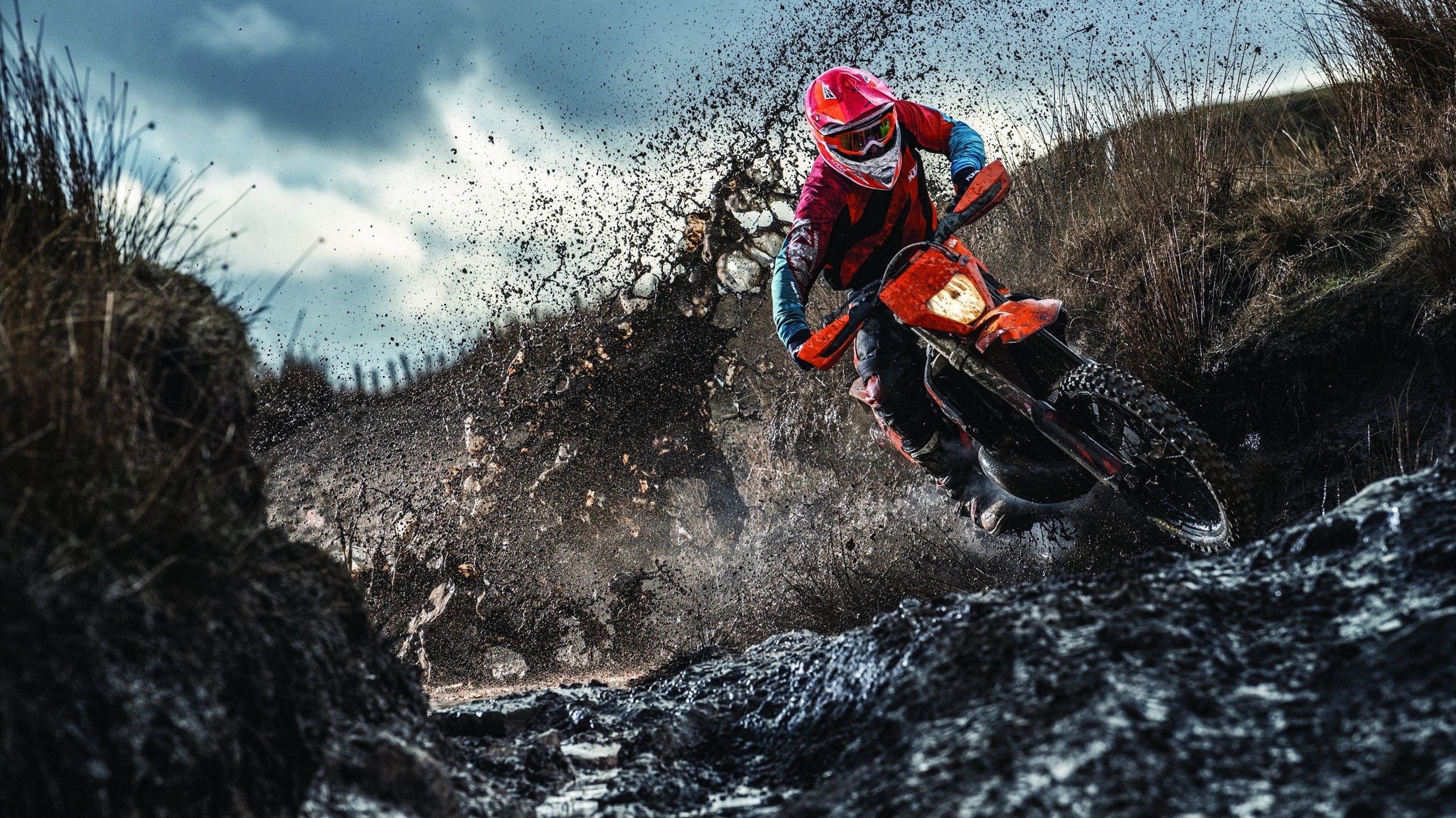 全黑队反击速度快，迅速转守为攻，成为赛事亮点，全黑队服