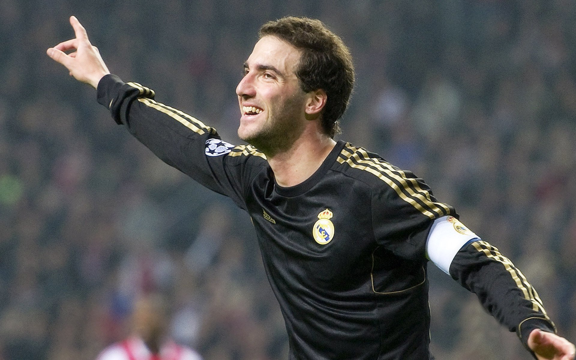 英超激烈厮杀，豪门竞争日趋激烈